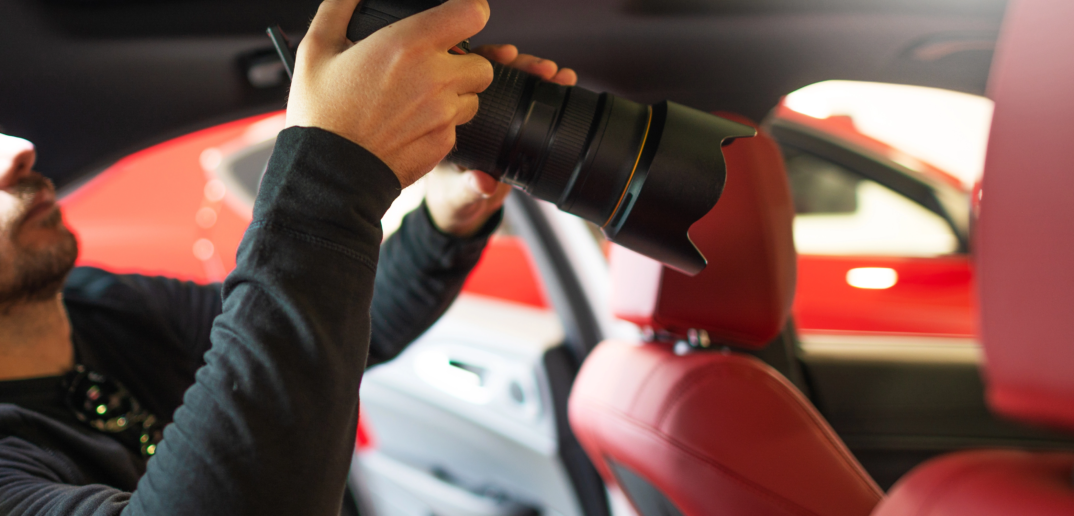 Photographe professionnel automobile avec appareil photo