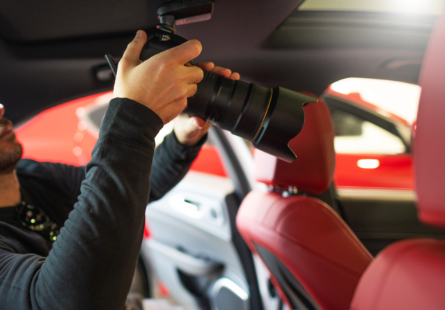 Photographe professionnel automobile avec appareil photo