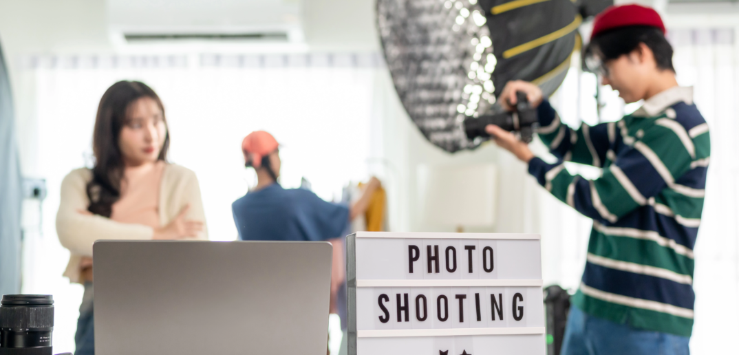 Dans les coulisses, les équipes de tournage collaborent sur le plateau sous la direction du réalisateur.