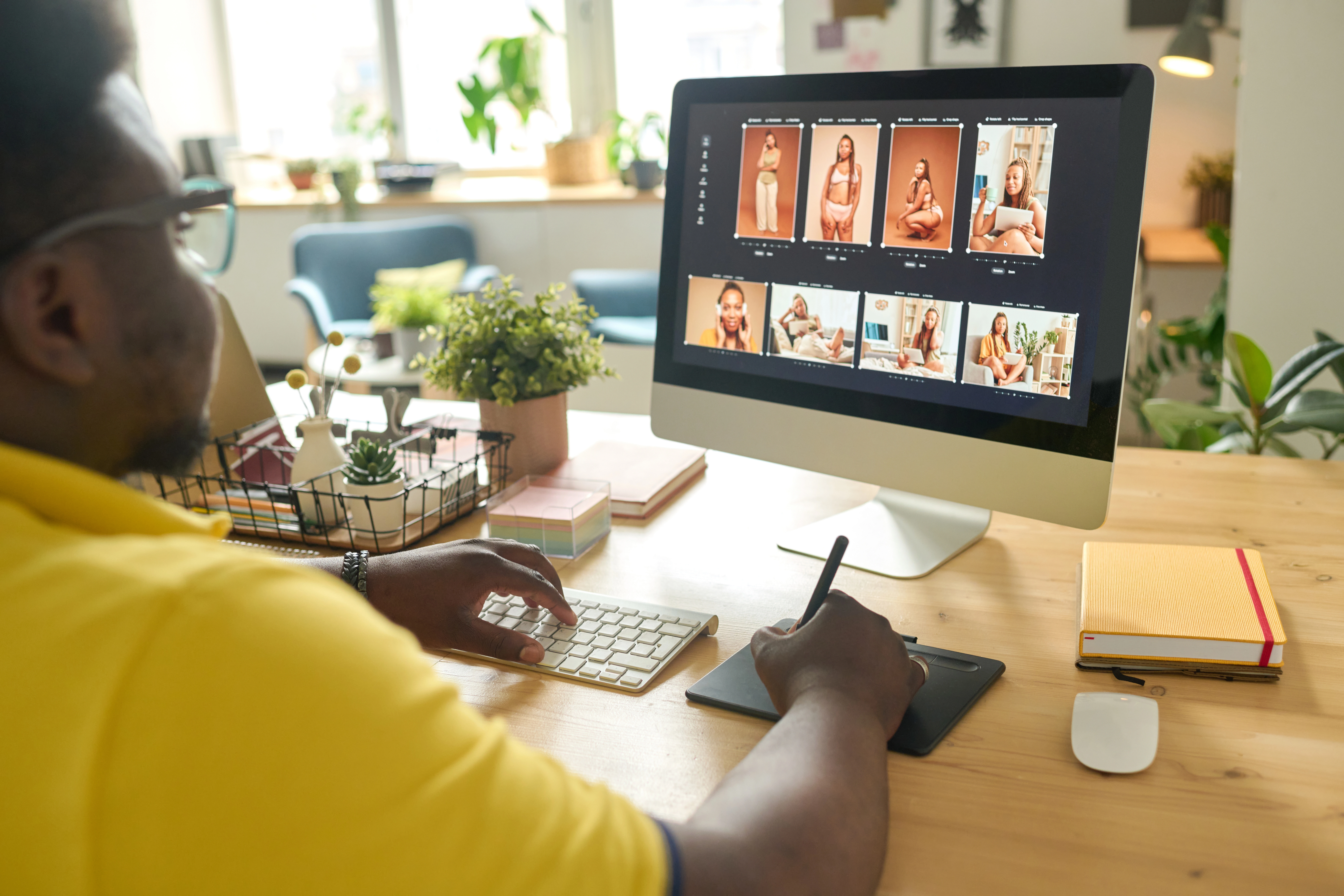 Éditeur de photos travaillant sur un ordinateur de bureau au bureau